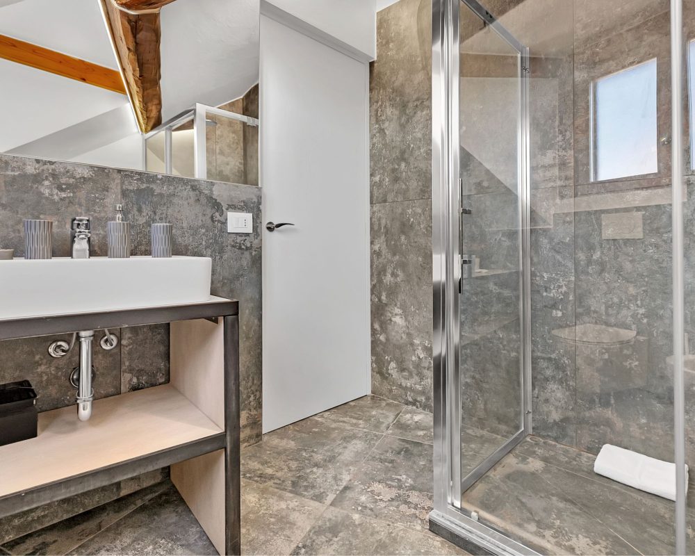 cosmopolitan bathroom